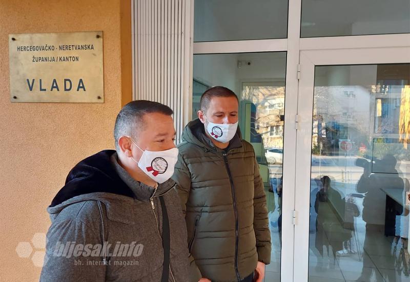Anić i Vuković ispred Vlade čekaju na razgovor sa Hercegom i Opsenicom - Sindikati ušli u Vladu...pa izašli